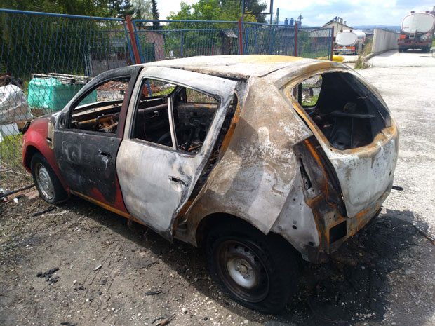 Није прошао технички преглед, купио бензин, позајмио упаљач, па спалио ауто!